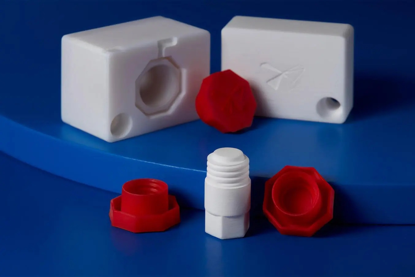 Como a impressão 3D é utilizada para auxiliar na produção de peças fabricadas por meio de moldagem por injeção.